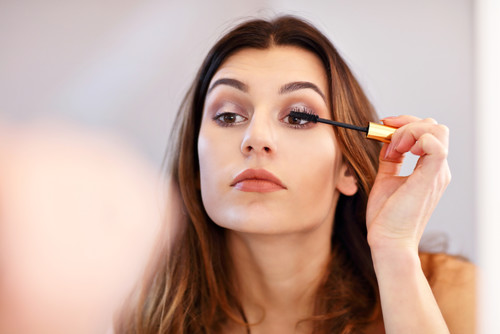 Strahlender Blick: Augenpflege und Make-up für betörende Wimpern, Augenbrauen und Lidschatten