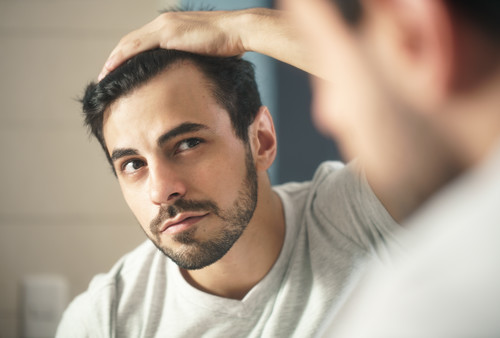 Harte Zeiten für das Haupthaar: Haarausfall bei Männern – Ursachen, Lösungen und Geheimtipps!