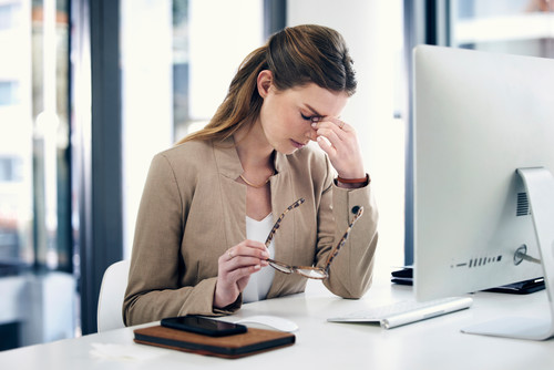 Müdigkeit im Büro: Wie Sie Ihre Energie während der Arbeit steigern können